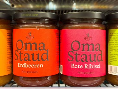 Oma staud erdbeeren reçel ribisel etiketli market rafı.