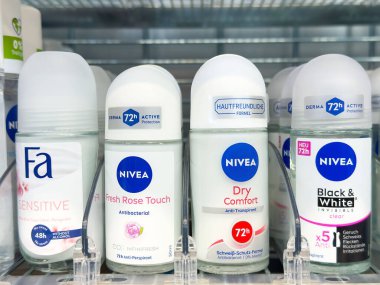 Birden fazla marka ve parfüm seçenekleri içeren terleme önleyici deodorantların çeşitliliği.