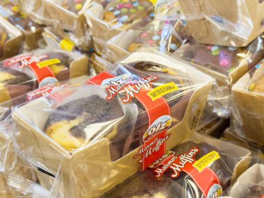 Market vitrininde paketlenmiş muffinlerin çeşitliliği.