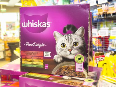 Viskiler mağaza koridorunda sergilenen saf kedi maması ambalajları.