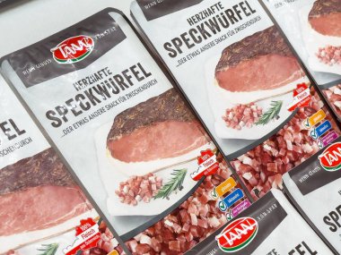 Domuz pastırması ve jambon dilimli paketlenmiş Alman Spekkwuerfel..