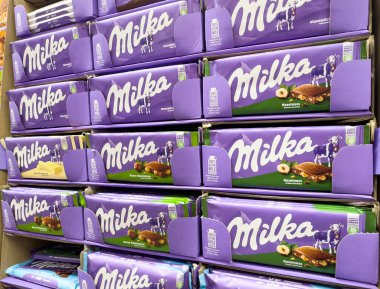 Süpermarket koridorunda çeşitli çikolatalar sergileniyor..