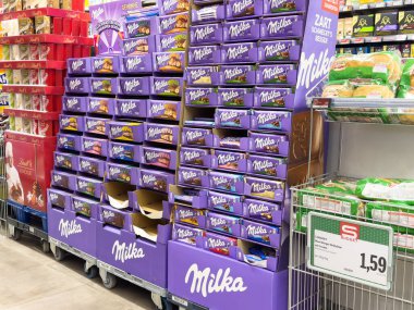 Market koridorunda üzerinde fiyat işareti olan çikolatalı Milka..