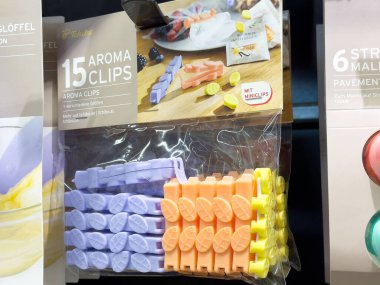 Mutfakta tazelik ve düzen için renkli aroma klipsleri.