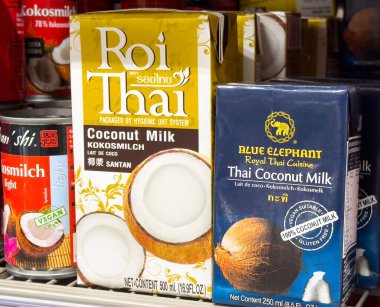 Marketteki raflarda bulunan Tayland hindistan cevizi sütü çeşitleri.