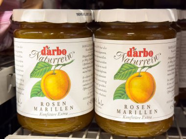 Süpermarket rafında şeftali resimli kayısı kavanozları.