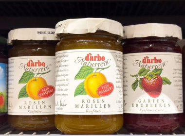 Mağaza rafında çeşitli darbo naturrein reçelleri: kayısı ve çilek aromaları.