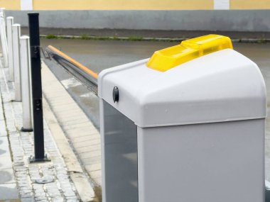 Şehir caddesinde sarı ışığı olan otomatik park engelli kapı.