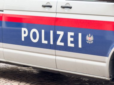 Avusturya polis aracı polis ve ulusal amblemi gösteriyor.