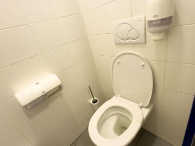 Tuvalet ve şeker kutusuyla temiz, umumi tuvalet..