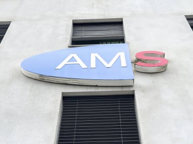 Beton duvarda Ams Ofis Binası dış tabela.