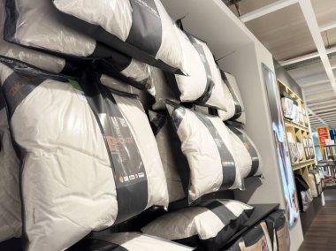 Ev eşyaları deposunda yumuşak beyaz yatak yastıkları görüntüsü.