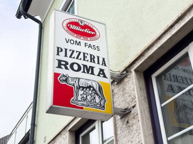 Pizzeria roma tabelasının üzerinde İtalyan kurt sembolü var..