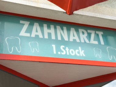 Diş hekimliği bürosu, dış bina için diş simgeleriyle imza atmış..
