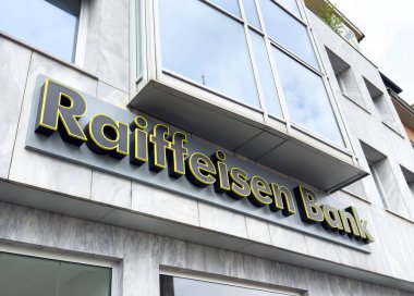 Raiffeisen banka dış tabela modern bina cephesinde.