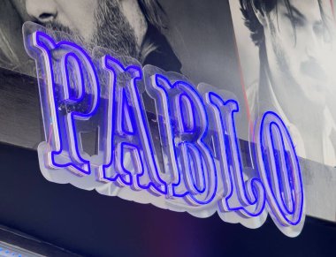 Şehir ortamında mavi ışıklı 'pablo' ile neon işareti.