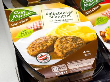 Süpermarket rafında patates püresi ambalajlı Kalbsbutter şnitzel..
