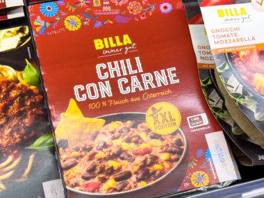 Market vitrininde Avusturyalı malzemeleriyle Billa chili con carne ambalajlama.