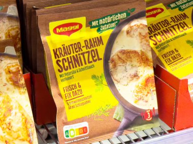 Maggi bitkisi kremalı şnitzel paketi süpermarket rafında..