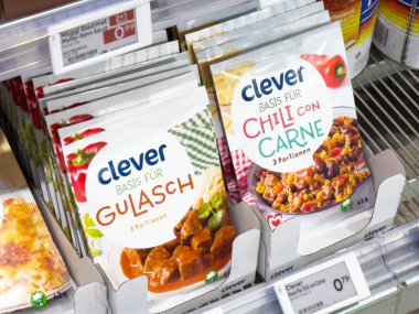 Market rafında gulasch ve chili con carne için akıllı marka yemek kitleri..