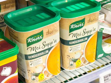 Knorr mei marketin rafında sebze bulyon ambalajı.