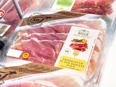 İtalyan kalite etiketli paketlenmiş prosciutto di san daniele görüntüsü.