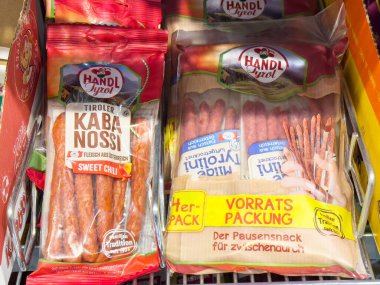 Tirol biberli kabanossi ve vorratspackung atıştırmalık paketi.