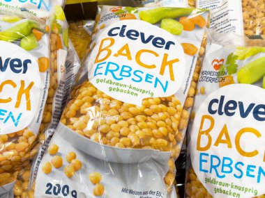 Market vitrininde çok akıllı bir bezelye paketi..