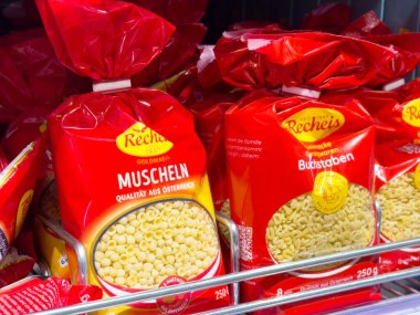 Avusturya makarnası ambalajı markette sergileniyor.