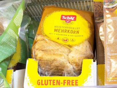 Süpermarkette glütensiz çoklu tahıllı ekmek.