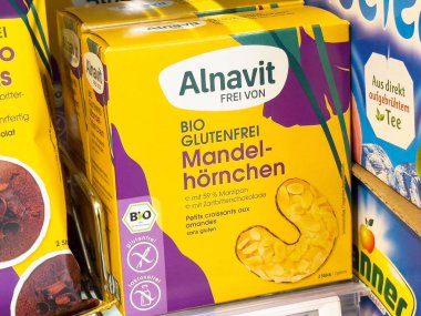 Depolama rafında organik glütensiz bademli kruvasan ambalajı.