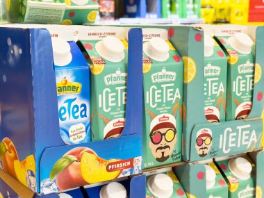 Bir süpermarket koridorunda sergilenen pfanner buzlu çay paketleri.