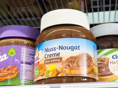 Fındıklı çikolata, market raflarına serpiştirilmiş kavanozlar..