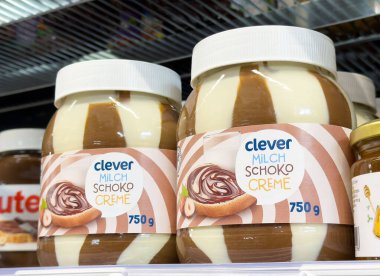 Market rafında çikolata fındık kremalı kavanozlar..