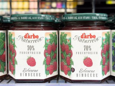 Bir kavanoz darbo ahududu reçeli% 70 oranında meyve içeriyor..