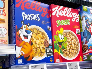 Kellog 'un dondurucuları süpermarketin rafında mısır gevreği kutularına çarpıyor..