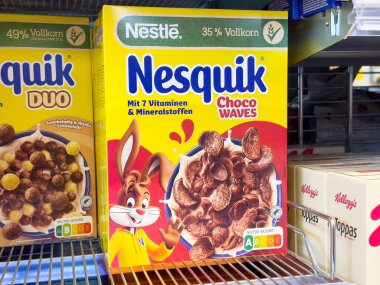 Nesquik Choco, Kellog 'un ürünleriyle süpermarket rafında mısır gevreği sallıyor..