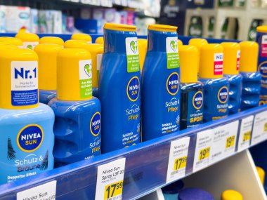 Mavi Nivea güneş ürünleri, Alman süpermarketinde fiyat etiketleriyle mağaza raflarında sergileniyor..