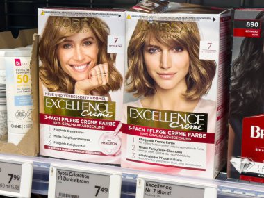 Mağazadaki L 'oreal mükemmellik krem saç boyası: sarışın ve açık kahverengi gölgeler.