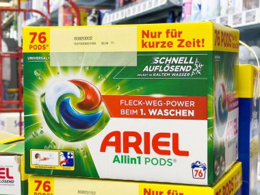 Ariel hepsi bir arada. Çamaşır deterjanı. Mağaza koridorunda fleck-weg-power vitrinli..