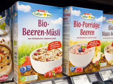 Market rafında organik böğürtlen müsli ve lapa ambalajı sergisi.