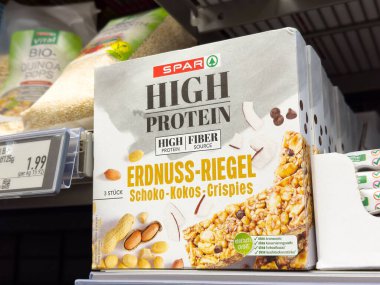 Çikolata ve hindistan cevizi aromalı süpermarkette yüksek proteinli fıstık çikolatası..