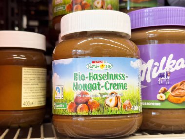 Alman dükkanının rafına yayılmış organik fındıklı fındık..