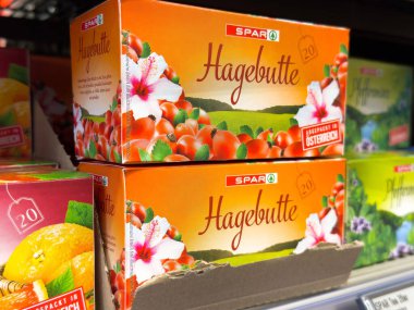 Süpermarketteki renkli çay kutularında meyve ve çiçek tasarımları var..