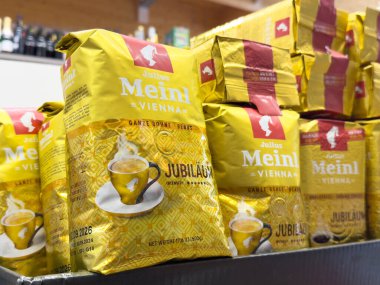 Julius Meinl kahve çekirdeği ambalajı Viyana marketinde sergileniyor..