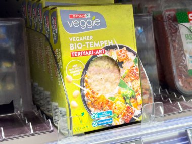 Markette sergilenen vegan organik teriyaki tempeh ürünü.