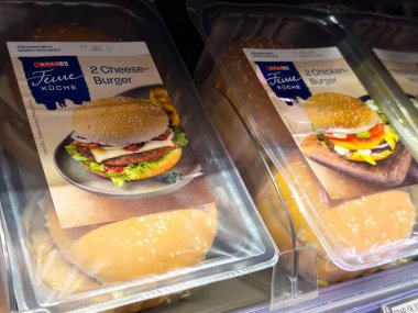Süpermarkette paketlenmiş çizburger ve tavuk burger..