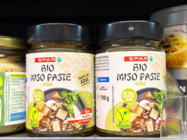 Vejetaryen biyo miso macunu kavanozları süpermarketin rafında..