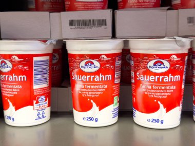 Sauerrrahm panna fermentata ambalajı mağaza rafında.
