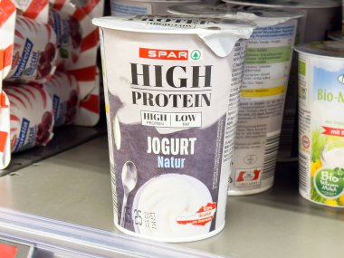 Market rafında besin etiketli yüksek proteinli yoğurt kabı.